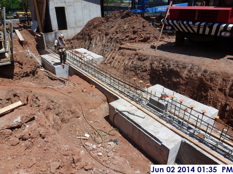 Installing layout for the wall forms at column line 6.5 (G-C.7) Facing South-East (800x600)